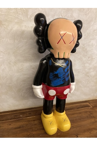 Kaws Büyük Ayakta