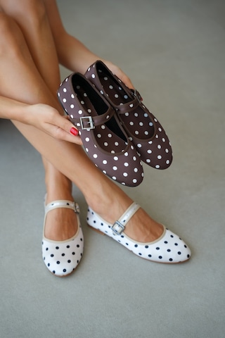 Selin Shoes Celeste Puantiye Desen Düz Taban Ayarlanabilir Toka Detay Kadın Babet- Kahverengi