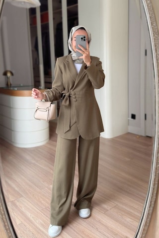 Ka Hijab Bel Detaylı Vatkalı Ceketli Takım - Haki