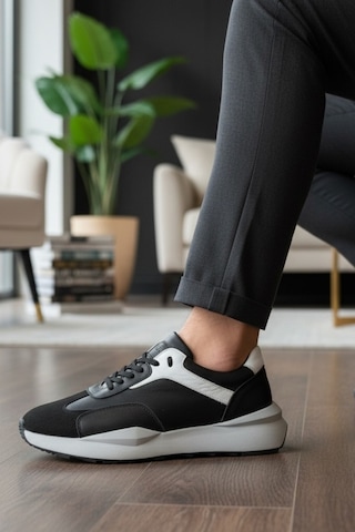 Ürün İsmi: Enoch Erkek Sneaker - İkonik Yan Panel Tasarımlı Hafif Tabanlı Şehir Ayakkabısı Ve Konfor Odaklı Bağcıklı Yürüyüş Ayakkabısı Siyah