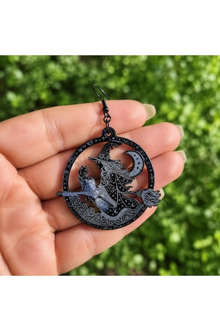 Sevimli Cadı Ve Kara Kedi Figürlü Lazer İşlemeli Siyah Akrilik Küpe - 45mm