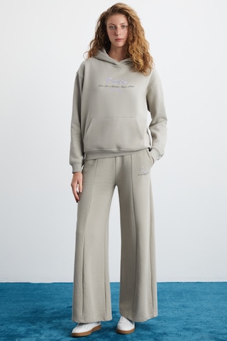 Taına Kadın Nakış Detaylı Organik Pamuk Şehir Temalı Regular Kapüşonlu Bej Sweatshirt