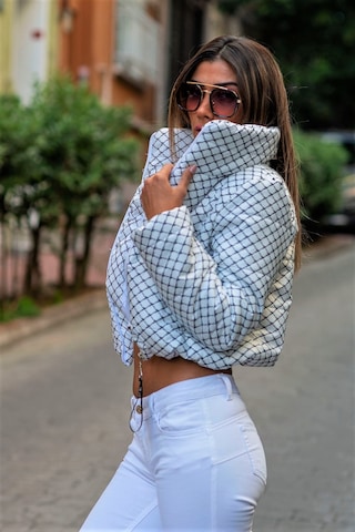 Kadın Beyaz Dik Yaka Desenli Kısa Şişme Mont