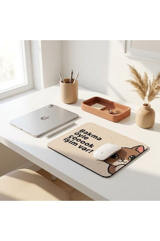 Tabloe Bakma Öyle Çok Işim Var Yazılı Tatlı Kedi Mouse Pad - 23x19 Cm - Kaydırmaz Tabanlı Kaliteli Fare Altlığı Mousepad Kahverengi
