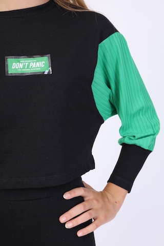 Kız Çocuk Relax Fit Bisiklet Yaka Düşük Omuz Baskılı Crop Sweatshirt - Renk Bloklu & 2 İplik Siyah