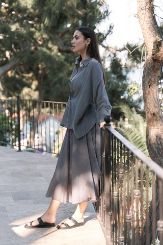 Mai Collection Mai Studios Co. Calynn Sırt Dekolteli Çizgili Füme Keten Gömlek Füme