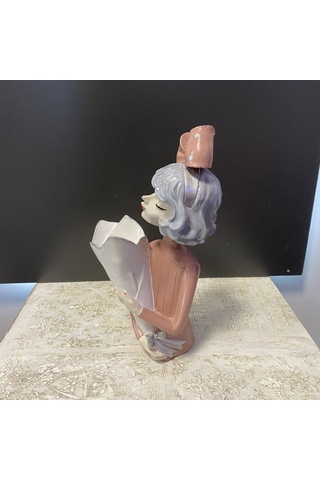 Buket Tutan Kadın Biblo