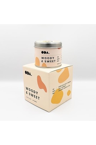 Woody & Sweet - Odunsu Ve Tatlı Kokulu Tasarım Dekoratif Desenli Soya Mumu I 140 Gr Renkli Siyah