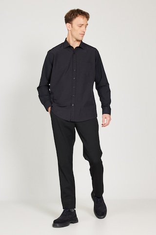 AC&Co / Altınyıldız Classics Erkek Sıyah Kolay Ütülenebilir Comfort Fit Geniş Kesim Klasik Yaka Gömlek Siyah