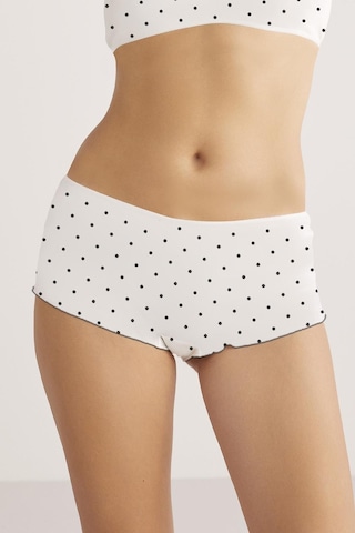 Kom Polka Puantiyeli Kadın Şort Beyaz 001