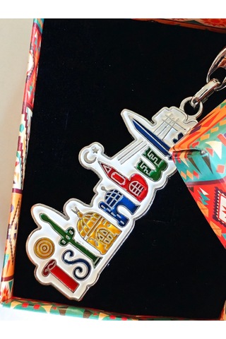 Moncuk Design Beyaz Zemin Üzerine Renkli İstanbul Yazan Metal Anahtarlık