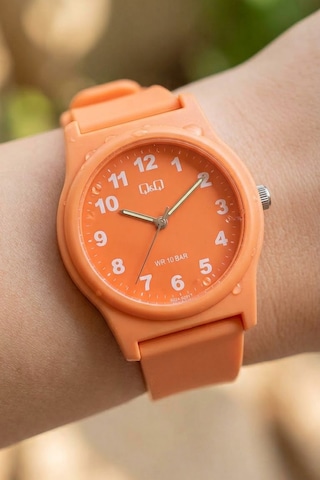 Q&q Qcg2223 Soft Turuncu Rakamlı Silikon Kordonlu 38 Mm Su Geçirmez Unisex Kol Saati