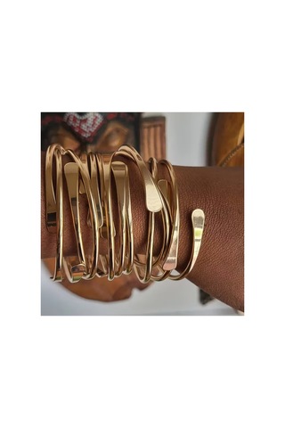 Armora Model Gold Altın Renk Lak Kaplama Yassı Spiral Modern Kelepçe Bileklik