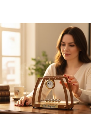 Kişiye Özel İsim Yazılı Ahşap Newton's Cradle Masa Saati Ve Dekoratif Ofis Aksesuarı