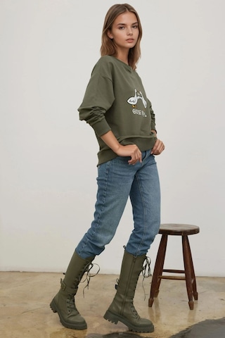 Hiccup Baskılı Yuvarlak Yaka Rahat Kesim Sweatshirt Haki