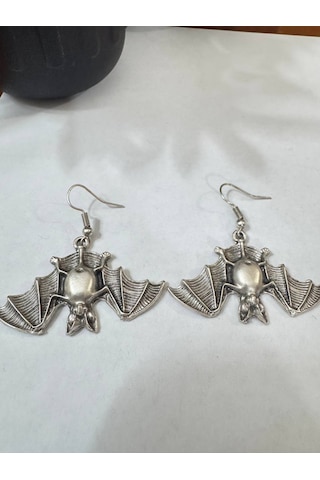 Herşey Nota Kanat Detaylı Yarasa Formlu Metal Figür Küpe Sallantılı Tasarım Küpe Çok Renkli
