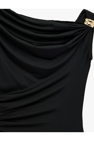 Koton Slim Fit Aksesuar Detaylı Asimetrik Kayık Yaka Drapeli Kolsuz Mini Elbise Siyah 6sak80197ek Siyah