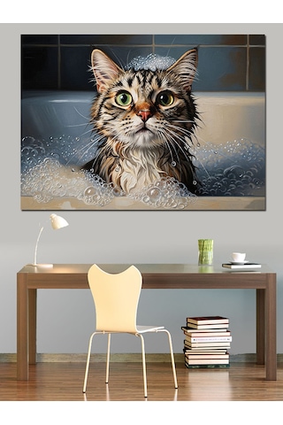 Ahşap Tablo Banyo Küvetinde Islanmış Komik Kedi