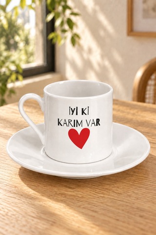 İyi Ki Karım Var Baskılı Tabaklı Türk Kahvesi Fincanı Beyaz