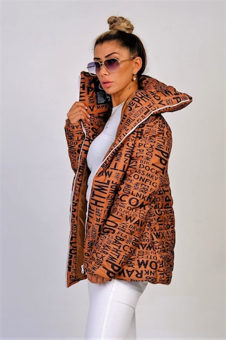 Kadın Kahverengi Dik Yaka Su Geçirmez Yazılı Uzun Şişme Mont