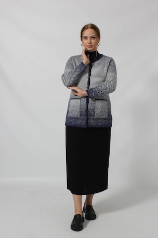 Moda Berray Y0664 Kadın Siyah-krem Kareli Desenli Düğmeli Cepli Mevsimlik Anne Hırkası Mavi-beyaz Mavi - Beyaz
