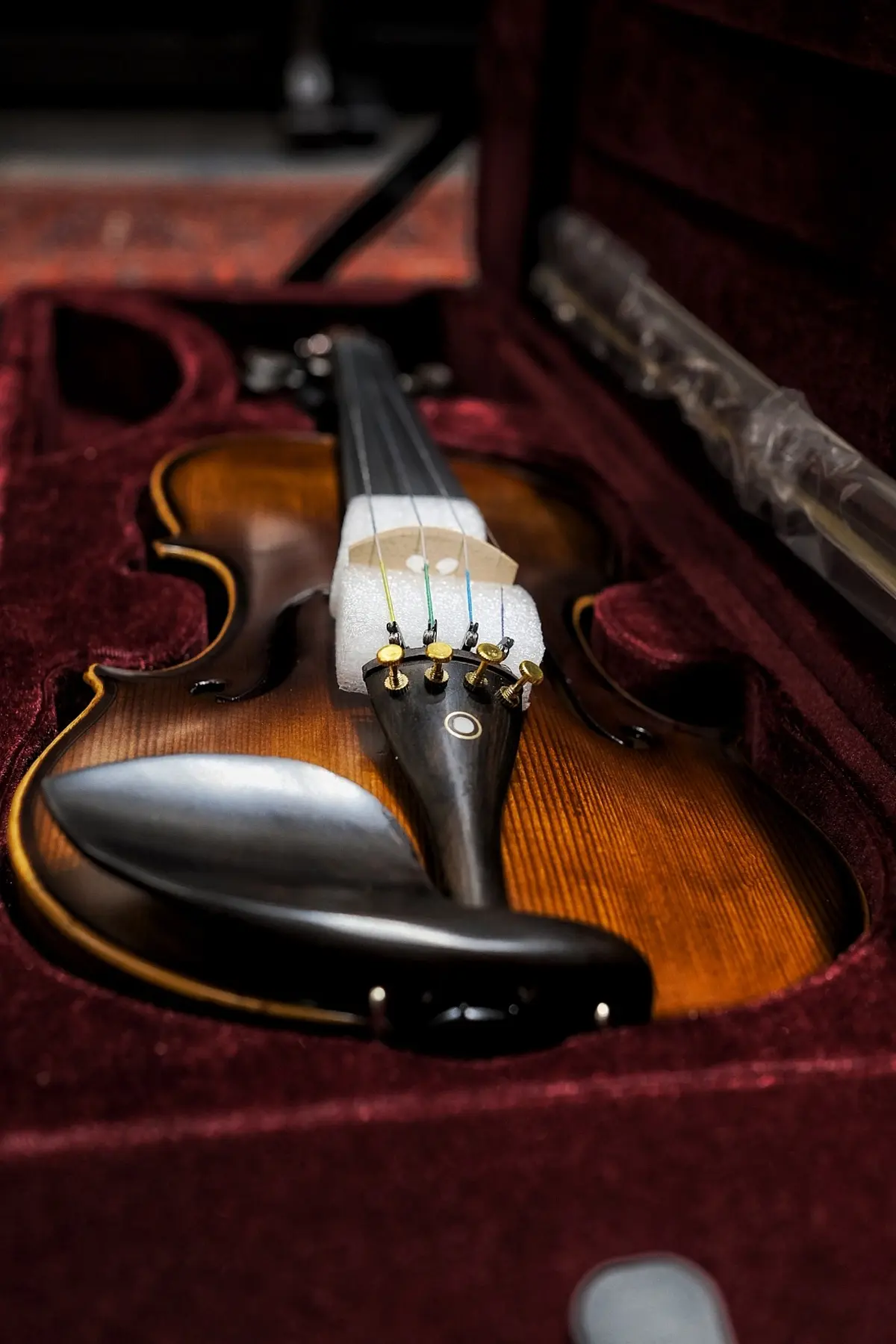 Vivaldi Vl-904a Keman 4/4, Solid Ağaç , Abanoz Klavye Burgu Ve Çenelik, Sekizgen Kesit Yay, Yastık Ve Susturucu Hediye