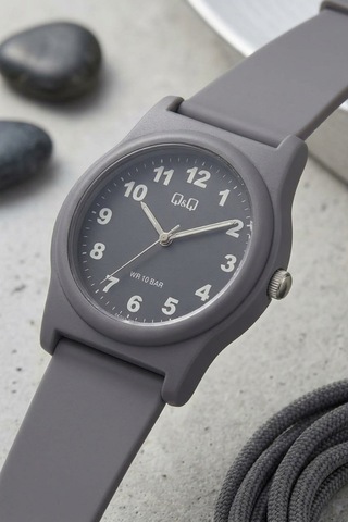 Q&q G22a020vy Kül Grisi Bold Rakamlı Silikon Kordonlu 38 Mm Su Geçirmez Unisex Kol Saati Gri