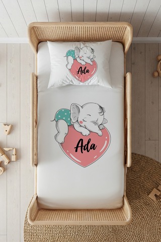 %100 Pamuk Saten İsme Özel İsimli 100x200 Tek Kişilik Lastikli Çarşaf Seti Kalpte Bebek Fil Beyaz