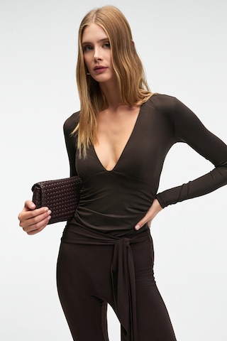 Grımelange TEVRINE Kadın Kruvaze Yakalı Esnek Kumaşlı Uzun Kollu Çıtçıt Kapamalı Slim Fit Koyu Kahverengi Bluz