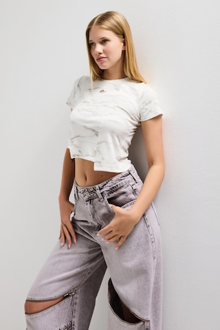 Itsbasic Kadın Beyaz W5 Aksesuar Detaylı Asimetrik Kesim Crop Top