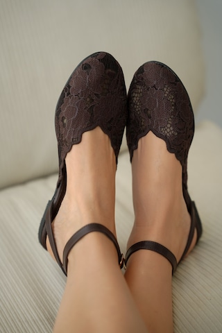 Selin Shoes Odette Düz Taban Dantel Detay Bilek Kemer Toka Kadın Babet- Kahverengi