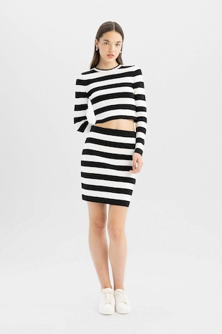Defacto Coool Slim Fit Dar Kesim Esnek Belli Çizgili Mini Triko Etek C7128AX24WNBK27 Siyah