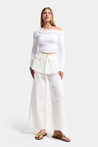 it's basic Kadın Kırık Beyaz W5 Straight Fit Bol Kesim Kemer Detaylı Özel Tasarım Pantolon