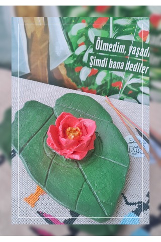 El Yapımı Yaprak Üzeri Çiçek Figürlü Dekoratif Kokulu Mum, Ev & Ofis Hediye Aksesuarı Açık Pembe