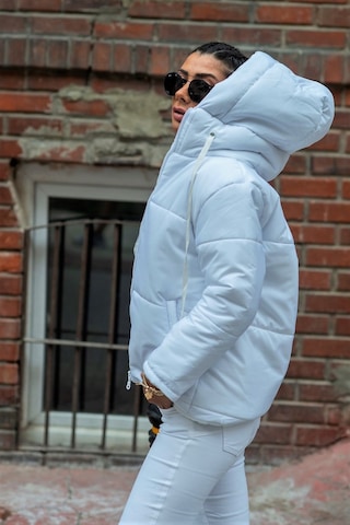 Kadın Beyaz Su Geçirmez Kapüşonlu Şişme Mont