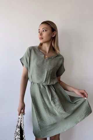 Kadın Haki Kısa Kol, Kalp Yaka, Dokulu Desen, Bele Oturan, Aerobin Lastikli Bel Midi Elbise Haki