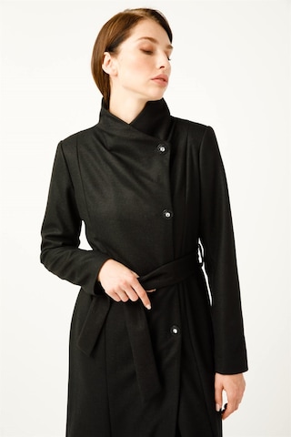 Degaje Yaka Verev Kapamalı Kaban Siyah-siyah Siyah