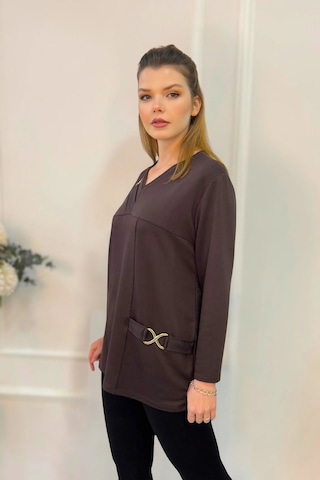 Yakası Toka Detaylı Parçalı Bluz Kahverengi