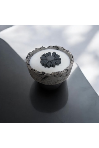 Kokulu Beton Saksıda Soya Wax Mum Siyah Çiçekli