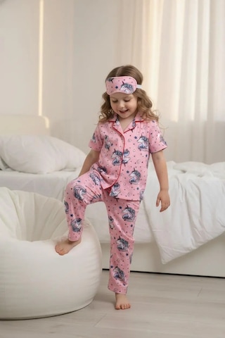 Lillypicca Pembe Desenli Pamuklu Önden Düğmeli Göz Bantlı Kısa Kol Pijama Takımı 8016 Lillypicca Pembe Desenli Pamuklu Önden Düğmeli Göz Bantlı Kısa Kol Pijama Takımı 8016