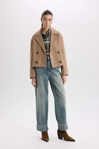 DeFacto Regular Fit Smokin Yaka Düğmeli Cepli Kısa Kaşe Kaban D7379AX25SPBN561 Kahve