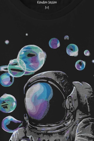 Baloncuk Köpük Tabancası Uzayda Astronot Cosmos Balon Baskılı Tişört Unisex T-shirt 001
