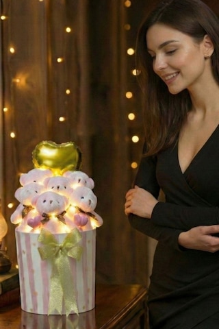 Sevgililer Gününe Özel: Led Peri Işıklı Gold Detaylı Premium Silindir Kutuda, Kalpli Balonlu 6 Lı Pembe Ayıcık Buketi