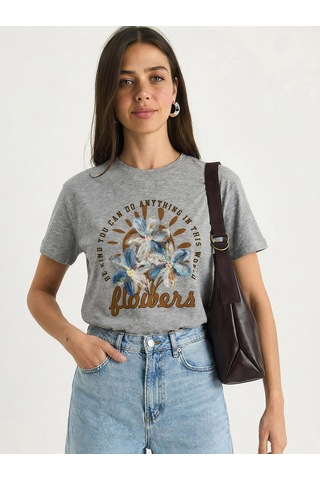 Shade Kadın Kabartma Çiçek Aplikeli Yazı Baskılı Basic T-shirt 7524 60283951 - Gri