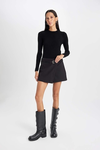 DeFacto A Kesim Yüksek Bel Kemerli Asimetrik Şort Etek D6448AX24HSBK81 Siyah
