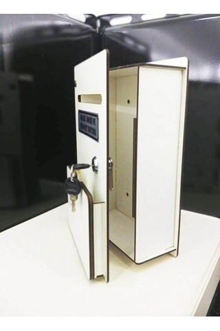 Beyaz Cepli Ahşap Dilek Öneri Ve Şikayet Kutusu