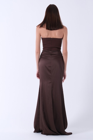 Feminist Kahve Önü Drape Detaylı Straplez Abiye 9705744 Kahverengi