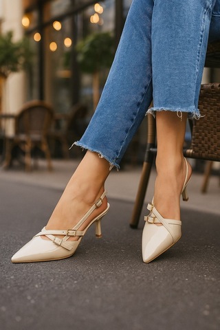 Günlük Kadın Sivri Burun Ayarlanabilir Kemer Detaylı Arkası Açık Klasik İnce Topuk Ayakkabı 922-64 Krem