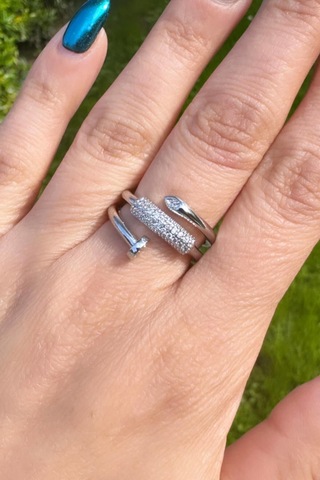 Gümüş Renk Üç Sıralı Taş Detaylı Çivi Yüzük