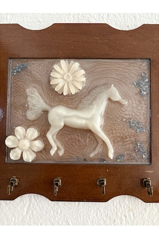 Pelince - İnci Beyazı At Figürlü - Epoksi Ahşap Anahtar Askılığı Tek Ürün - Ebat : 24 X 29 Cm Ahşap